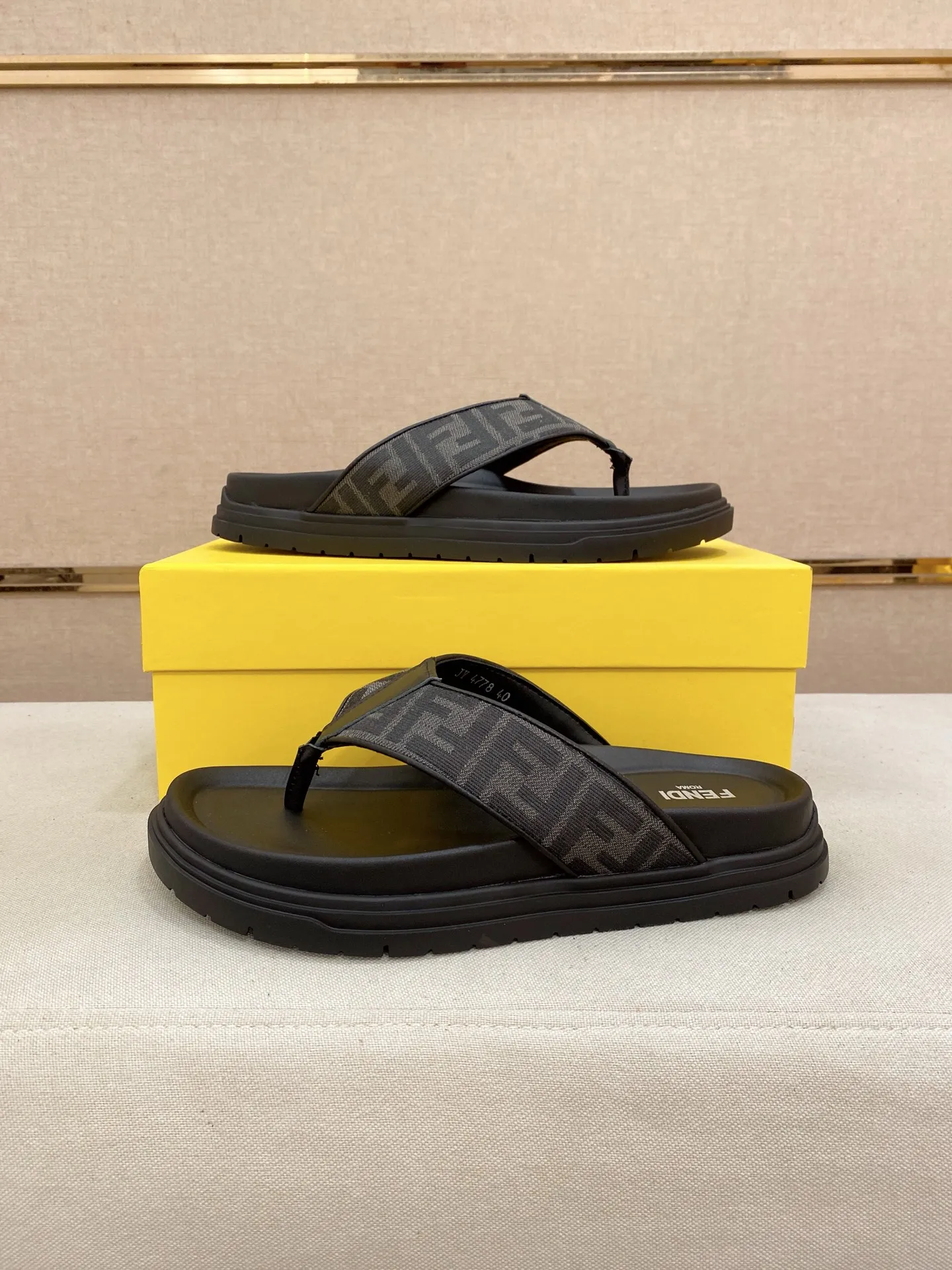 Factory price: 320💰 [Fendi Slippers] High-end brand of men's shoes, official website 1:1 latest masterpiece: original mold customization, the fabric is made of imported original materials, upgraded outsole, lighter and non-slip. The market's top quality, simple yet tasteful, a must-have for fashionistas, fashionable at your feet, full of confidence, the same style at the counter 👍The season of summer slippers is here. Code: 38-44 (45 is custom-made and cannot be returned or exchanged)